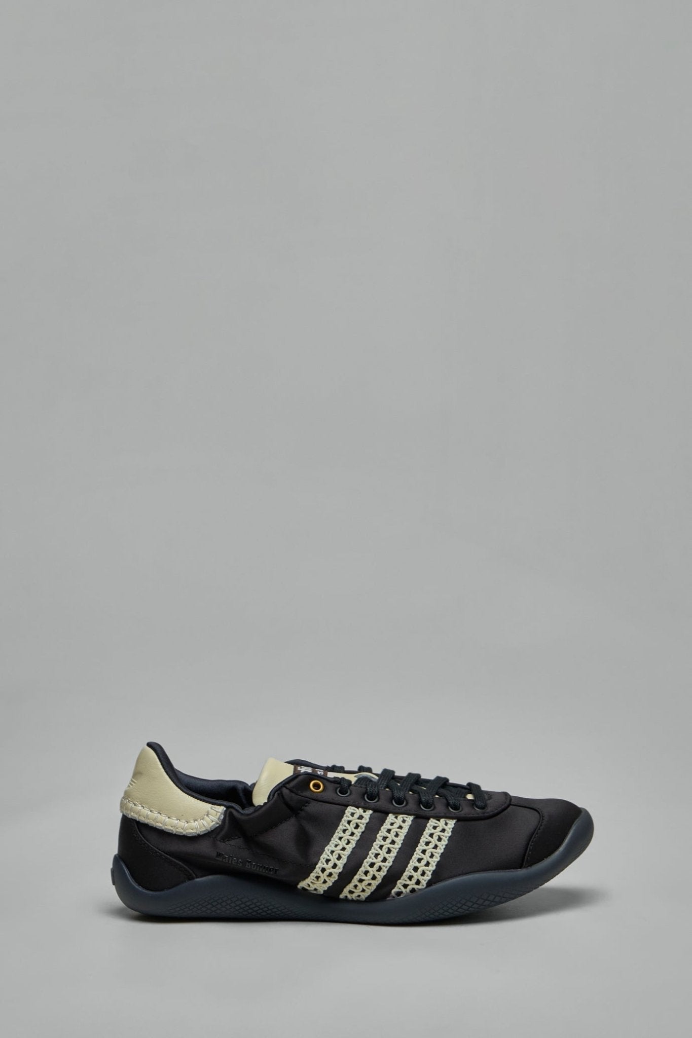 ADIDAS 카린타 로 새틴 스니커