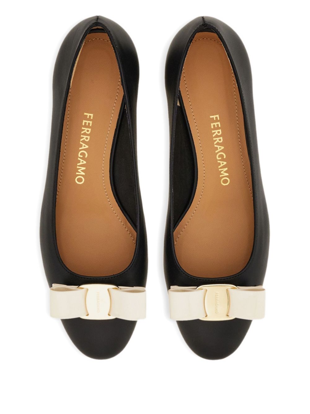 SALVATORE FERRAGAMO 데콜테 인 펠레