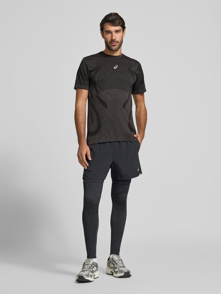 Asics 슬림 핏 러닝 티셔츠 모델 'ROAD'
