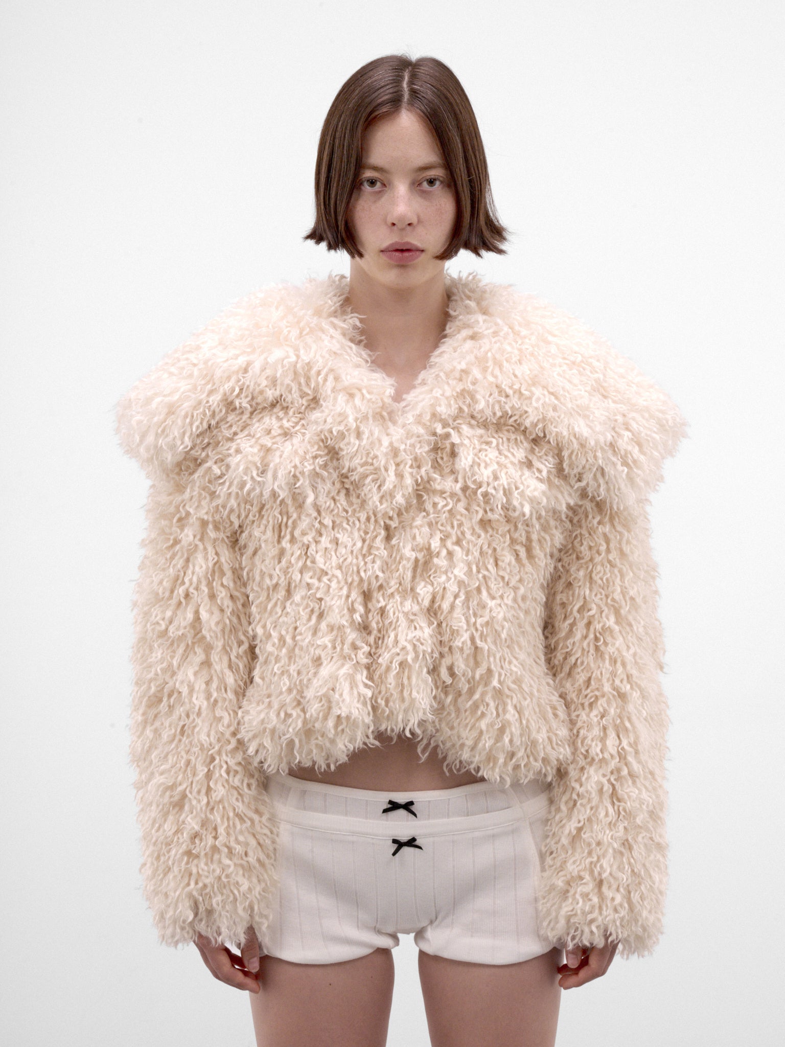 Yuhan Wang 아이보리 크롭 퍼 코트