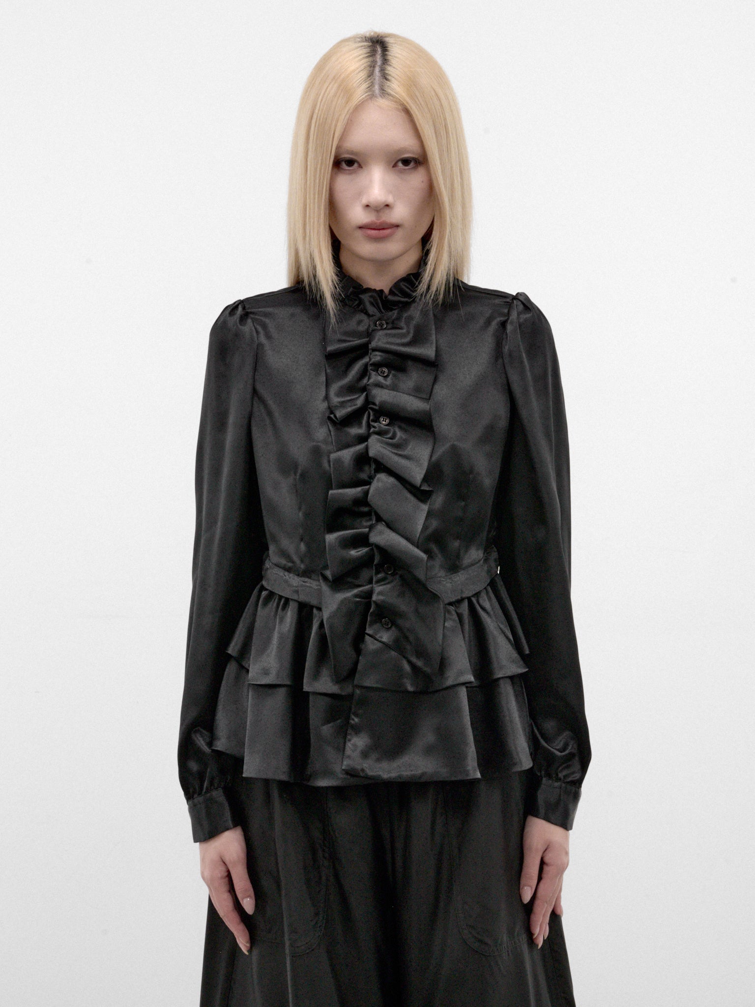 Noir Kei Ninomiya 블랙 새틴 러플 펩텀 블라우스