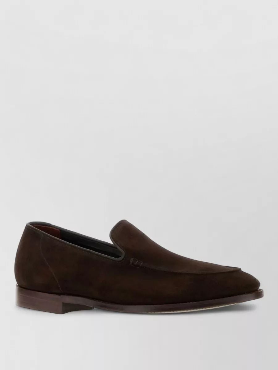 Crockett & Jones 스웨이드 살콤브레 로퍼 알몬드 토 디자인