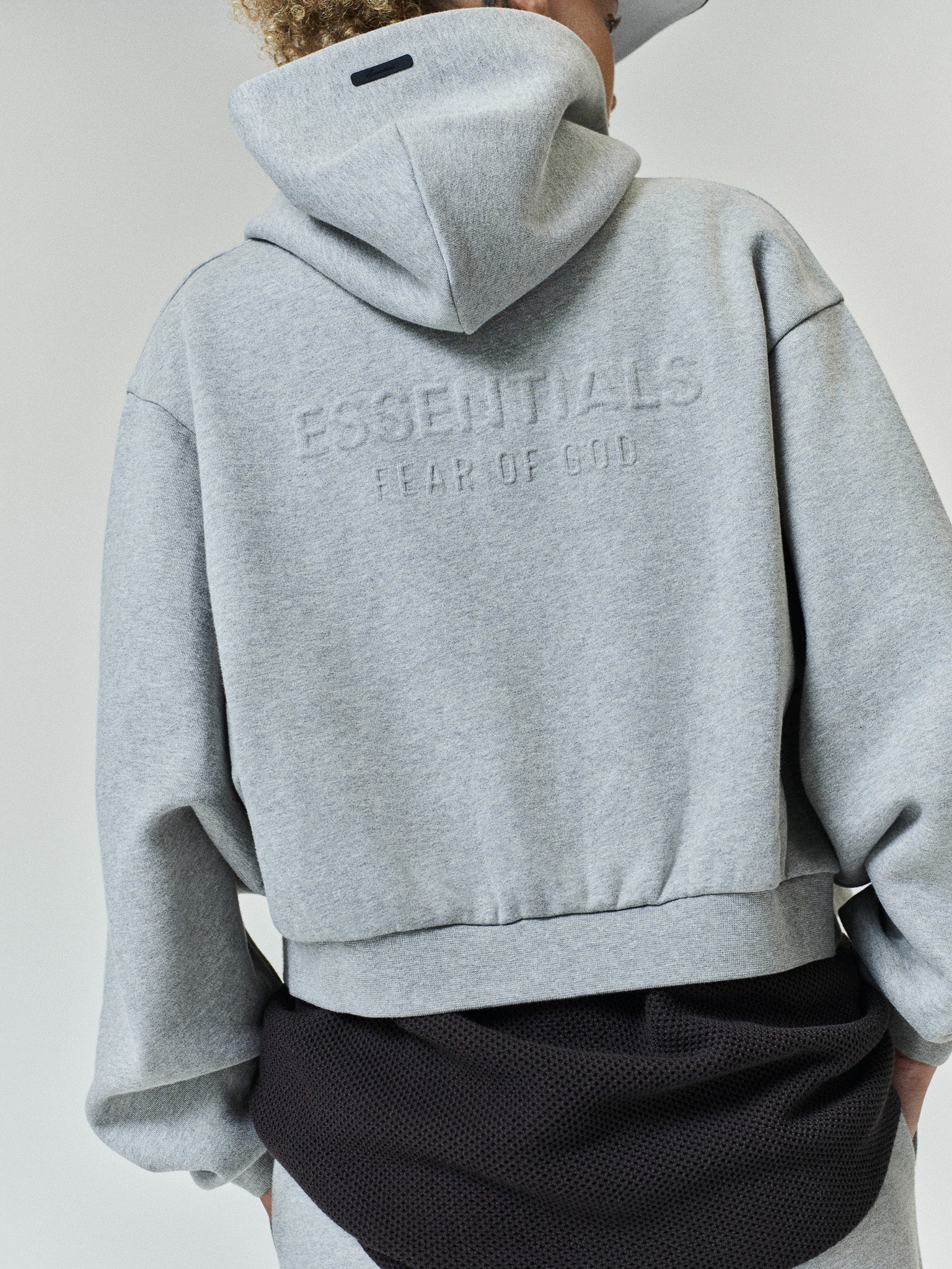 ESSENTIALS 여성 엠보스드 FW26 크롭 집업 후드
