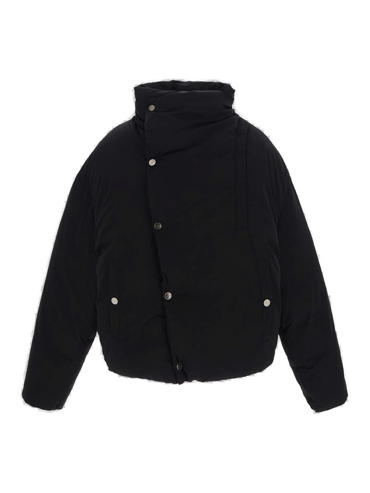 JACQUEMUS 비대칭 버튼 하이넥 퍼프 재킷