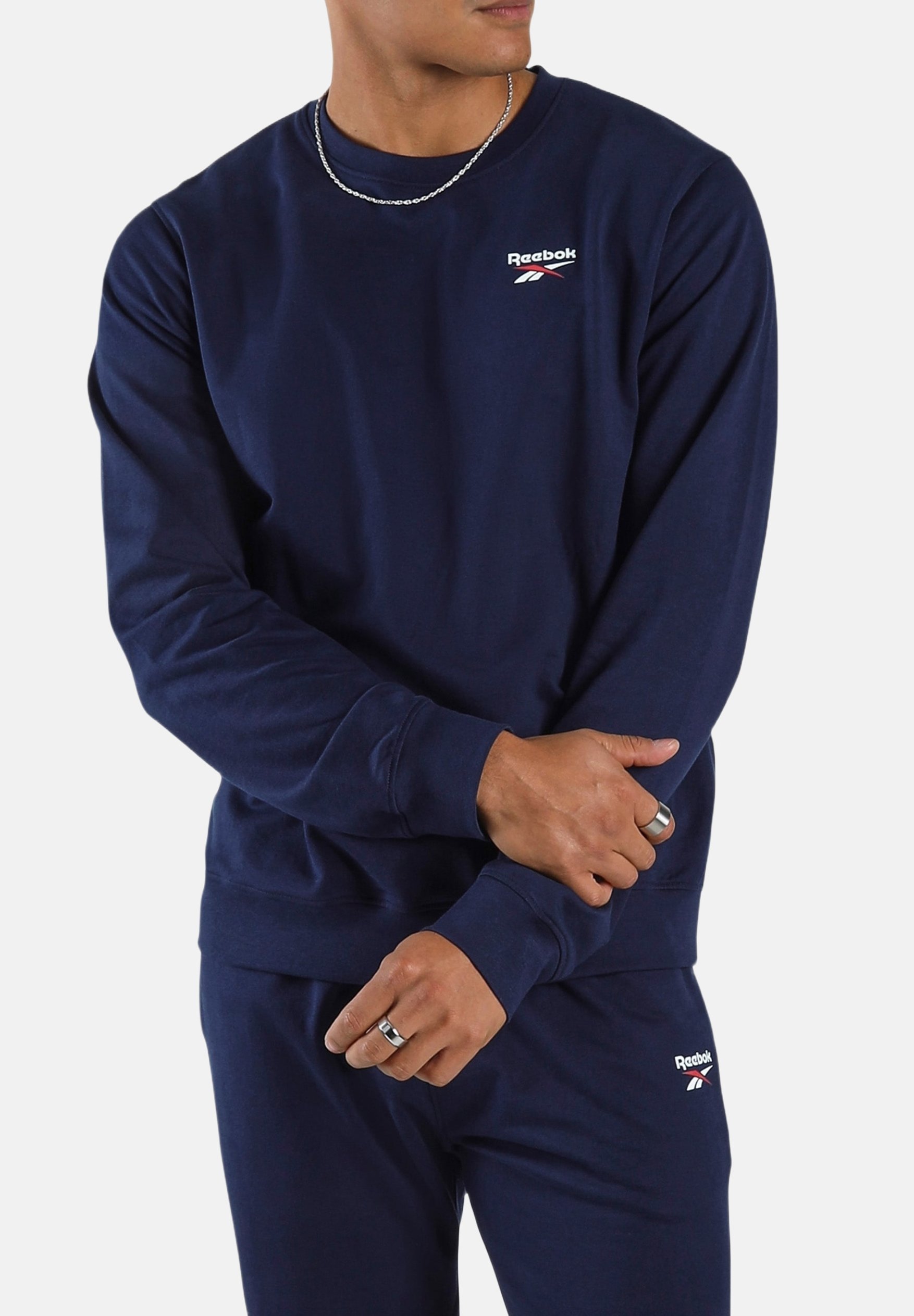 REEBOK 아이디 스몰 로고 크루 스웨트셔츠 벡터 네이비